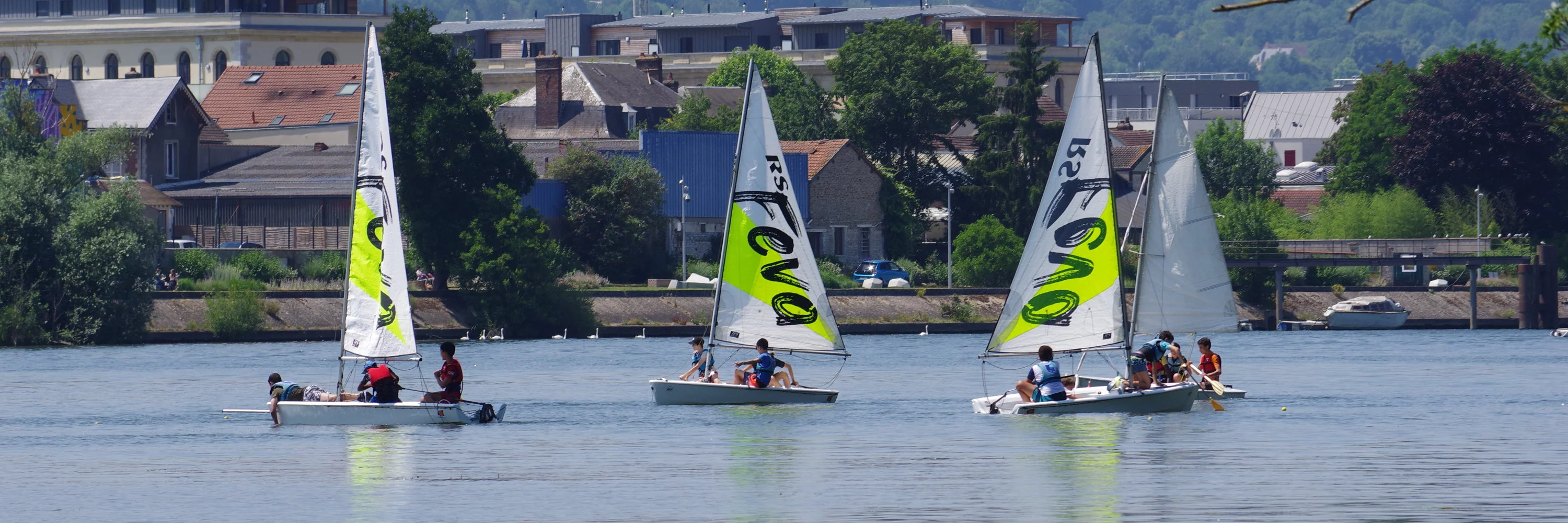 Équipe pratiquant la voile à Vernon sur la Seine